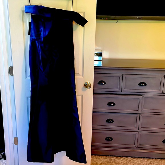 Never worn Alfred Sung Off the shoulder formal dress in midnight blue. size 18 - Picture 3 of 3